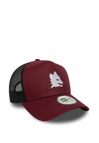 Gorra de camionero roja y negra con una parte frontal roja sólida, parte posterior de malla negra, que presenta un logo de lobo blanco y una correa ajustable.