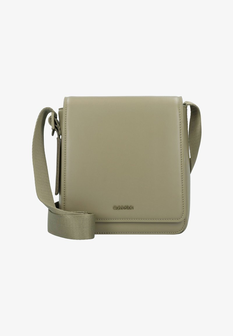 Sac bandoulière en simili cuir beige avec une fermeture à rabat, une sangle en tissu réglable et un logo en relief discret à l'avant.