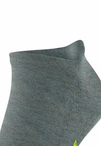 Skarpetki do kolan, teksturowany materiał w ciemnym odcieniu zielonego z jasnym zielonym logo; gładkie wykończenie, delikatne prążkowanie na mankiecie oraz bezszwowy design palców.