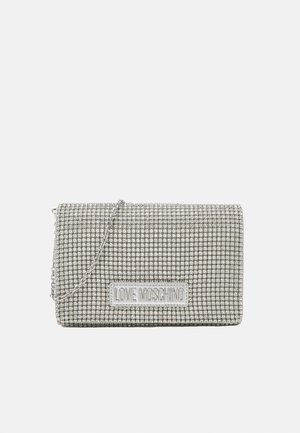 Srebrzysta kopertówka Love Moschino z teksturowaną powierzchnią i łańcuszkowym paskiem, prostokątny kształt z plakietką z logo na przedniej klapie.