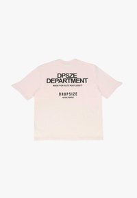 Übergrößes T-Shirt mit kurzen Ärmeln aus blassem rosa Baumwollstoff mit schwarzem fett gedrucktem Text auf der Rückseite: "DPSZE DEPARTMENT" und "DROPSIZE WORLDWIDE."