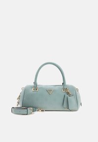 Borsa a mano verde menta con finitura testurizzata, dettagli in metallo dorato e tracolla removibile. Presenta un logo e un ciondolo come dettagli.