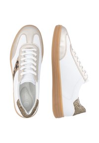 Weiße Turnschuhe mit goldenen Akzenten und Seitenpaneel im Leopardenmuster. Verfügen über ein strukturiertes goldfarbenes Metall-Detail und eine beige Gummisohle.