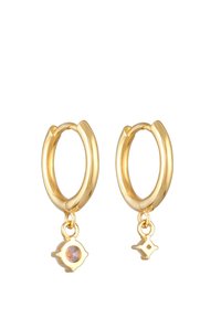 Pendientes de aro dorados con un diseño suave y redondeado, que cuenta con un charm central colgante. El charm incluye una piedra preciosa y acentos decorativos.