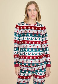 Rood en teal fleece pyjama set met een feestelijk patroon van kerstbomen, kerstman gezichten en rendieren. De manchetten zijn effen rood.