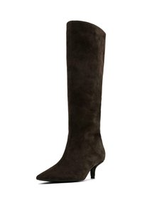 Stivali in camoscio marrone scuro, alti fino al ginocchio, con punta appuntita e tacco basso e affusolato. Texture liscia con una silhouette elegante.