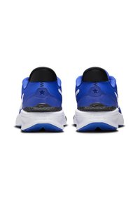 Blaue Sportschuhe mit einem Obermaterial aus Netzgewebe, weißer Zwischensohle und strukturiertem schwarzen Fersenbereich. Mit einem Stern-Design an der Ferse und einer langlebigen Außensohle.