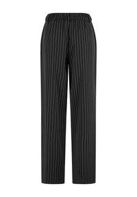 Pantalon noir droit avec fines rayures verticales blanches et ceinture élastique.