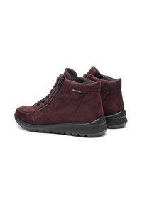 Stivaletti borgogna in suede, con lacci neri e chiusura con zip, suola in gomma testurizzata e dettagli di cucitura discreti.