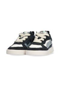 Baskets en suède noire et textile blanc avec des lacets crème, une fermeture éclair sur le côté et des accents bleus. Semelle épaisse avec des détails texturés.