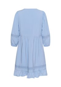 Robe bleu clair longueur genou avec manches bouffantes 3/4, bordure en dentelle aux manches et à l'ourlet, taille froncée et bord inférieur volanté.