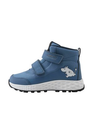 Niebieski wodoodporny dziecięcy sneaker z dwoma paskami na rzepy i białą postacią z kreskówki po boku, biała teksturowana podeszwa oraz czarny bieżnik.