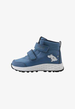 Blauer wasserdichter Kindersneaker mit zwei Klettverschlüssen und weißem Cartoon-Motiv an der Seite, weiße strukturierte Sohle und schwarzes Profil.