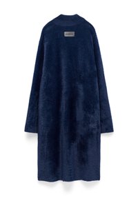 Langer dunkelblauer, flauschiger Mantel mit langen Ärmeln, gerader Schnitt und einem rechteckigen Markenlabel in der Mitte des oberen Rückens.