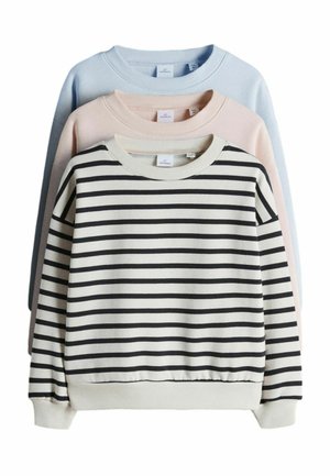 Tre crewneck-sweatshirts stablet, den forreste er hvid med sorte vandrette striber, den midterste lyserød, den bagerste lyseblå, alle med lange ærmer.