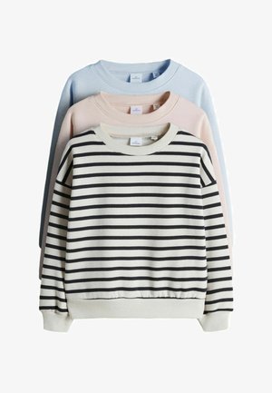 Trys apvalia kaklo iškirpte džemperiai sudėti vienas ant kito: priekyje baltas su juodomis horizontaliosiomis juostelėmis, viduryje šviesiai rožinis, gale šviesiai mėlynas, visi su ilgomis rankovėmis.