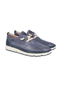 Zapatos casuales de piel en azul oscuro con acentos en crema, con una textura suave, cierre de cordones y detalles perforados en los laterales.