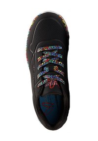 Schwarze Sneakers mit mehrfarbigen, gemusterten Schnürsenkeln. Sie verfügen über ein strukturiertes Obermaterial, Belüftungsöffnungen für Atmungsaktivität und ein gepolstertes Innenleben.