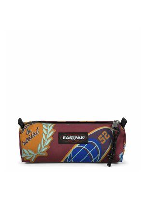 Estuche de lápices Eastpak burdeos con cremallera, con diseño de globo azul, número 52 en amarillo y corona de laurel naranja con el texto "to resist".