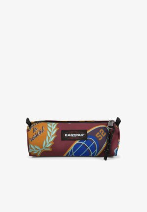 Bordowe etui Eastpak z zamkiem błyskawicznym, z niebieskim wzorem globu, żółtym numerem 52 oraz pomarańczowym wieńcem laurowym z napisem „to resist”.