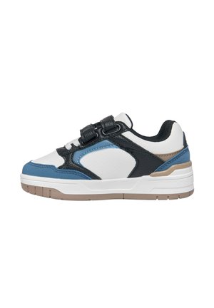 Baskets basses avec panneaux blanc, noir, bleu et beige, deux bandes velcro noires, lacets blancs et semelle en caoutchouc beige.