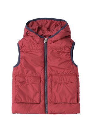 Chaleco sin mangas acolchado rojo con capucha, cremallera frontal, ribete azul marino y dos bolsillos con solapa.