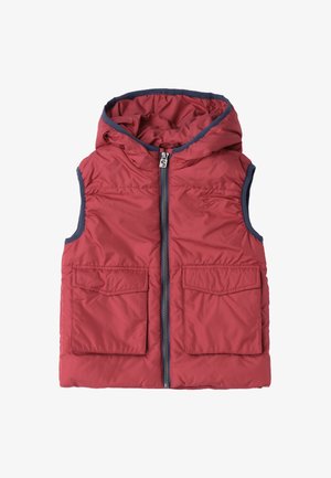Chaleco sin mangas acolchado rojo con capucha, cremallera frontal, ribete azul marino y dos bolsillos con solapa.