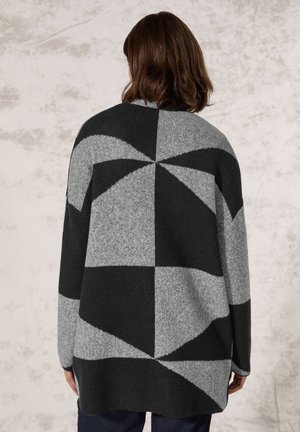 Cardigan lavorato a maglia con motivo geometrico nei toni del nero e grigio, con una vestibilità ampia, maniche lunghe e orlo arrotondato.
