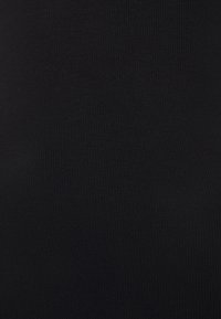 Tessuto nero a coste con una fine trama verticale e una leggera elasticità, che mostra i dettagli ravvicinati del pattern di tessitura del materiale.