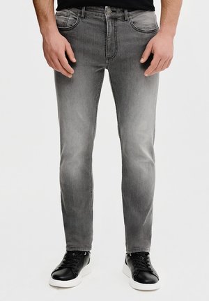 - Jeansy Slim Fit