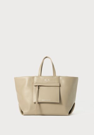 Bež nahkakott kahe käepideme, esipaneeli tasku ja diskreetse logoga. Sile, struktureeritud kujundus ümarate nurkadega.