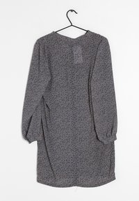 Robe longue à manches longues imprimée dans des couleurs sombres, avec un décolleté en V, des manches froncées et une coupe ample avec un motif texturé sur toute la surface.