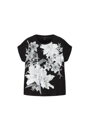 Sort T-shirt med korte ærmer, stor hvid og grå blomsterprint, der dækker fronten, og op rullede ærmekanter.