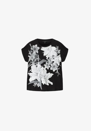 T-shirt noir à manches courtes avec un grand motif floral blanc et gris couvrant le devant et des revers de manches retroussés.