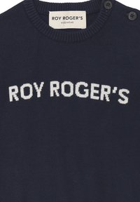 Maglione lavorato a maglia blu navy con la scritta "ROY ROGER'S" in testo bianco. Presenta un colletto a coste e dettagli con bottoni sulla spalla.