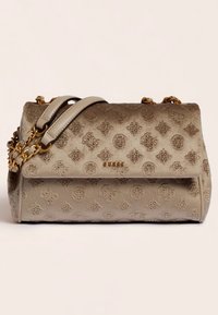 Beige strukturierte Handtasche mit geprägtem Blumenmuster, silberner Hardware und einem abnehmbaren goldenen Kettenriemen. Verfügt über ein Umschlagklappendesign.