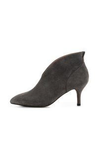 Stivaletto in suede grigio con punta affusolata, tacco stiletto basso e superficie liscia. Presenta una silhouette elegante e senza dettagli metallici visibili.