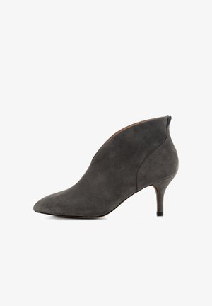 Šedá semišová kotníčková bota s špičatou špičkou, nízkým jehlovým podpatkem a hladkou texturou. Obsahuje elegantní siluetu a žádné viditelné kovové prvky.