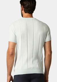 Himmelblauer kurzärmeliger Pullover mit vertikaler Streifenstruktur, gerippten Bündchen und Saum, in taillierter Passform und aus glattem Stoff.