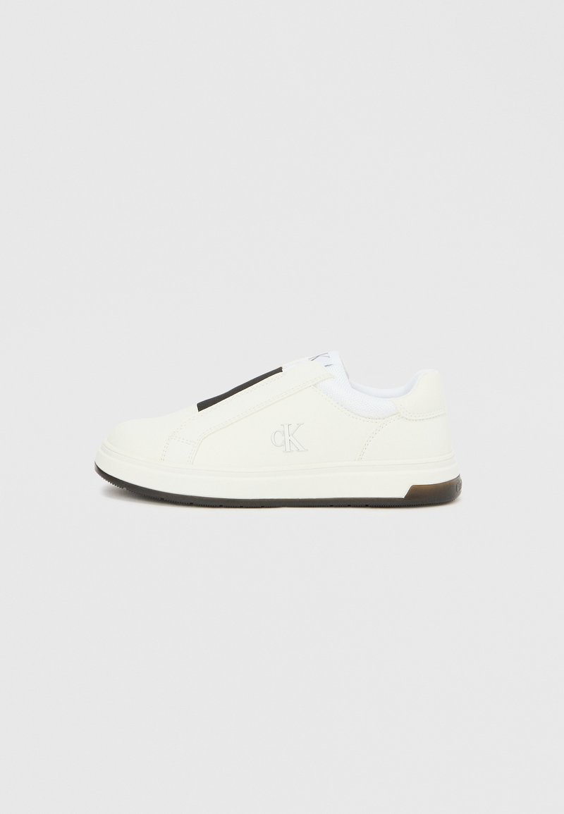 Χαμηλό λευκό αθλητικό παπούτσι με μαύρη ελαστική ταινία, λογότυπο "cK" στο πλάι και μαύρο περιθώριο σόλας σε απλό ανοιχτό γκρι φόντο.