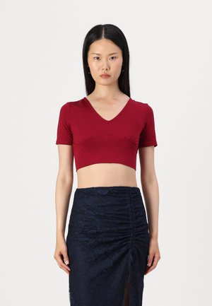 CRISSY BACKLESS SHORT SLEEVE - Print T-shirt - wine