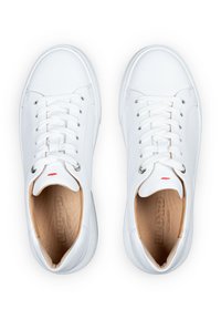 Sneakers bianchi in pelle con una texture liscia, punta rotonda, allacciatura tradizionale, occhielli in argento e una soletta color tan con logo impresso.