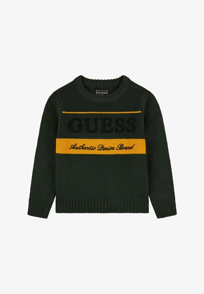 Pull en tricot vert foncé avec bords côtelés, présentant une bande horizontale jaune et le texte noir "GUESS Authentic Denim Brand" sur le devant.