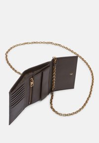 Portefeuille en cuir marron avec chaîne en or, comportant plusieurs emplacements pour cartes, un compartiment zippé et une texture lisse.