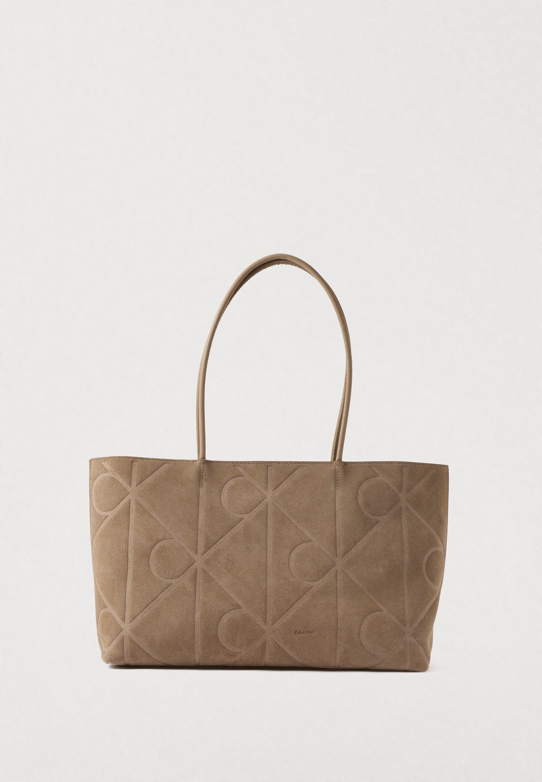 Calvin Klein EMBLEM EMBOSSED TOTE - Velká kabelka - desert taupe