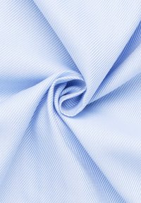 Tessuto azzurro chiaro con sottili righe diagonali; texture morbida; leggero; piegato per mostrare il drappeggio fluido e i dettagli del motivo.
