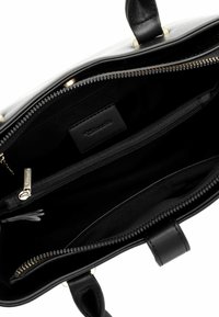 Borsa in pelle nera con dettagli dorati, dotata di chiusura con zip, fodera in tessuto e tasca interna. Superficie texture con manici robusti.