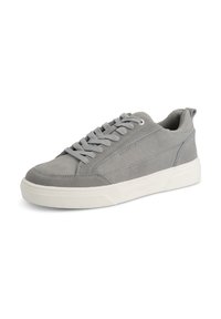 Baskets en daim gris avec une surface texturée, bout rond et semelle en caoutchouc blanc. Présentent des lacets gris et de subtils accents de couture.