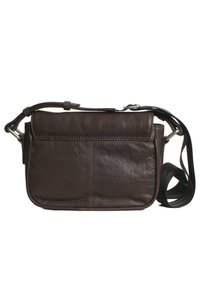 Borsa a tracolla in pelle marrone con forma rettangolare, superficie testurizzata e chiusura a pattina. Presenta una tracolla intrecciata e dettagli in metallo.