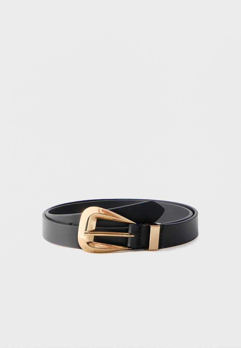Ceinture en cuir noir avec une boucle triangulaire dorée brillante et une passants assortis en or, enroulée sur un fond clair uni.